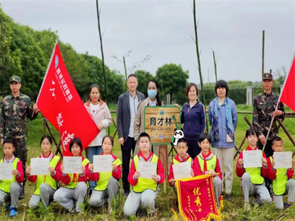 以竹为媒，架起两校友谊的桥梁