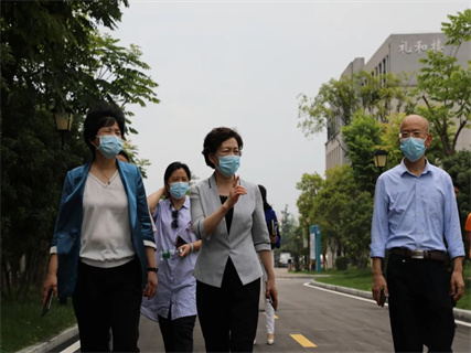 基地要闻||“六一”儿童节前夕，省市教育部门领导来学校走访看望教职员工